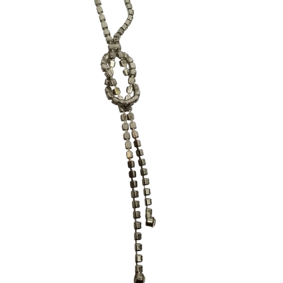 VINTAGE 18K WHITE GOLDPLATE & GLASS RHINESTONE DAINTY KNOT DESIGN NECKLACE - Picture 4 of 5
